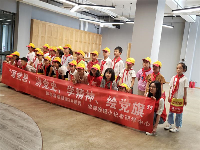 市古鎮(zhèn)公司黨總支開展“頌黨恩、講黨史、學(xué)精神、繪黨旗”主題活動