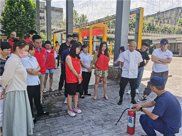 御窯景巷黨支部開展2021年夏季“一警六員”消防實操培訓
