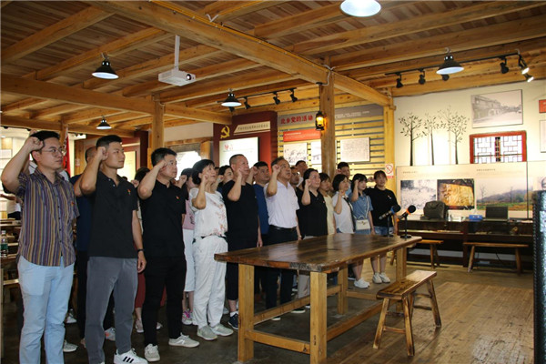 市古鎮(zhèn)投資公司黨總支、民進(jìn)景德鎮(zhèn)市文化支部聯(lián)合開展黨史學(xué)習(xí)教育“紅色走讀”實(shí)踐活動(dòng)