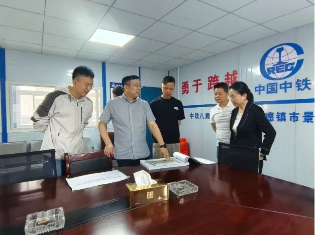 市古鎮(zhèn)投資公司黨總支書(shū)記、董事長(zhǎng)周長(zhǎng)根帶隊(duì)調(diào)研古鎮(zhèn)學(xué)府小區(qū)建設(shè)項(xiàng)目