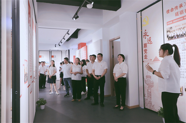 市古鎮(zhèn)投資公司黨委開展“黨建引領(lǐng)新征程，古鎮(zhèn)同心再出發(fā)”活動
